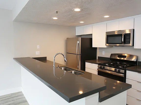 Modern 1-Bedroom Apartment in Prime Hollywood Location