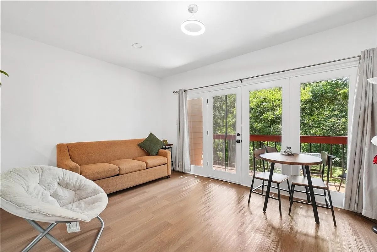 Bright & Comfortable Condo in Prime Dallas Location – Easy City Living