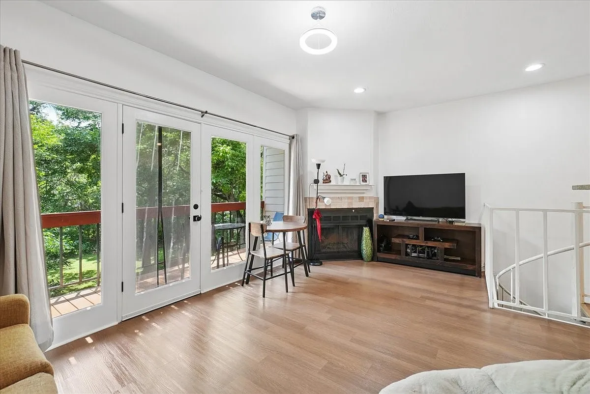 Bright & Comfortable Condo in Prime Dallas Location – Easy City Living