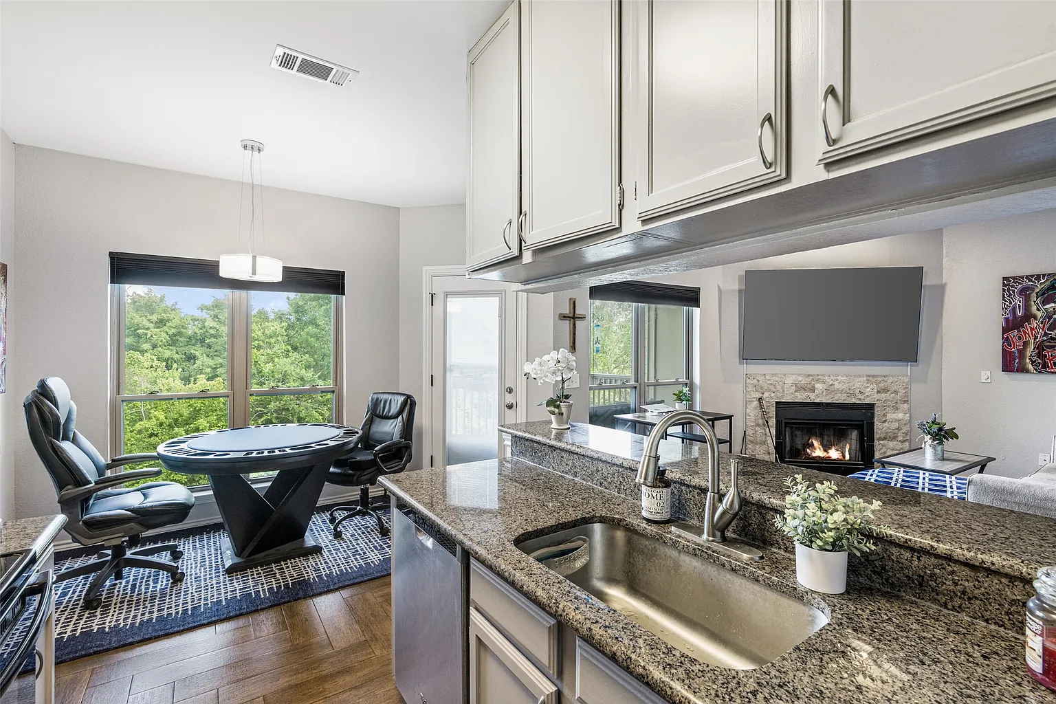 Cozy Dallas Condo in Great Location – Easy Living & Convenience
