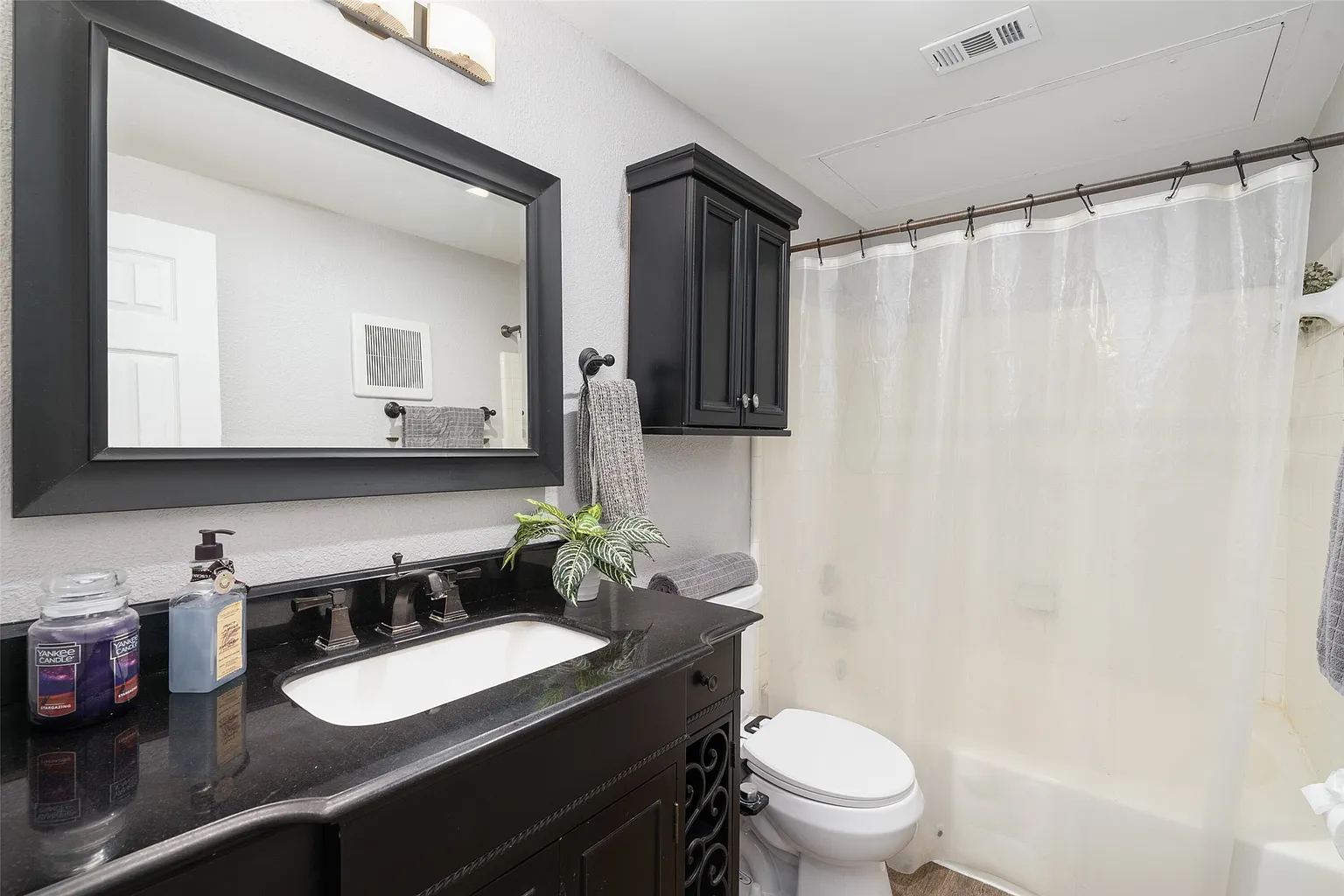 Cozy Dallas Condo in Great Location – Easy Living & Convenience