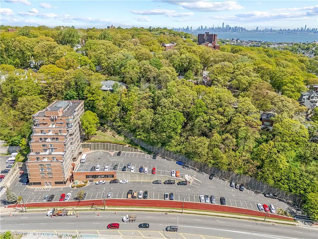 Cozy Modern Condo in Staten Island – Prime Location