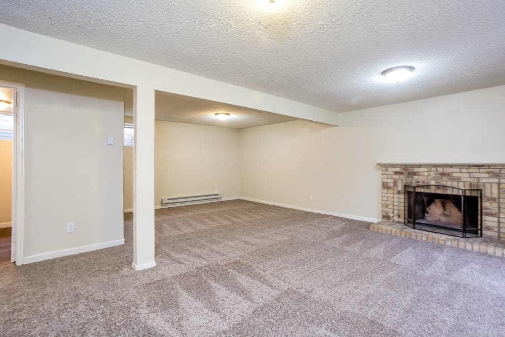 Comfortable Single Family Home in Aurora with Flexible Leasing Options